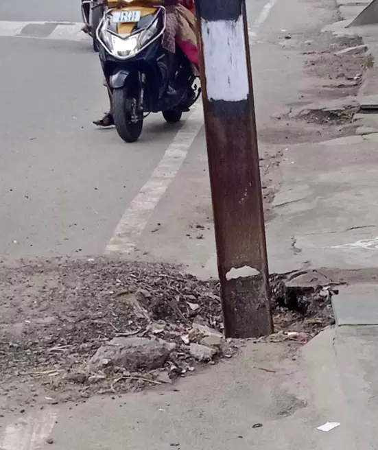 இரும்பு மின்கம்பம் சேதம் இரும்பு மின்கம்பம் சேதம்