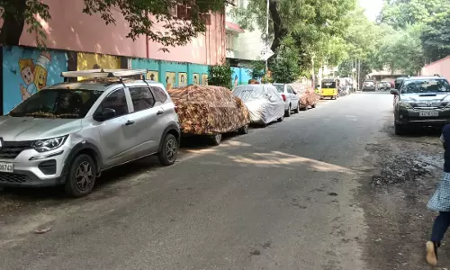 சாலையில் நிற்கும் கார்கள் சாலையில் நிற்கும் கார்கள்