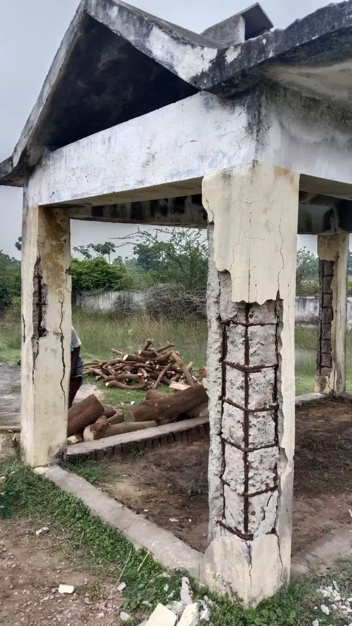 சேதமடைந்த சுடுகாடு கட்டிடம்