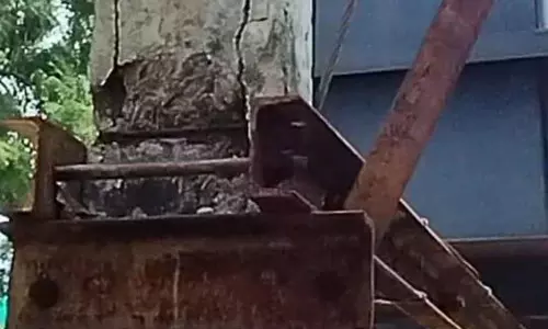சேதமடைந்த மின்கம்பம்