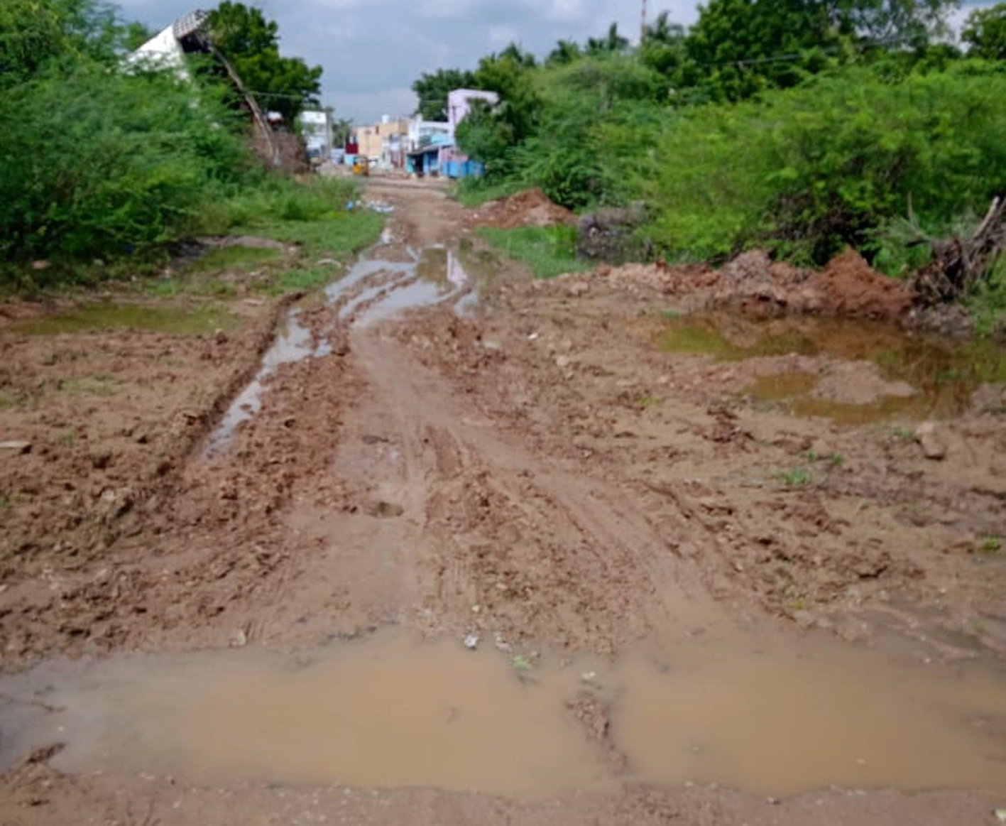 குழாய் உடைப்பால் வீணாகும் குடிநீர் குழாய் உடைப்பால் வீணாகும் குடிநீர்