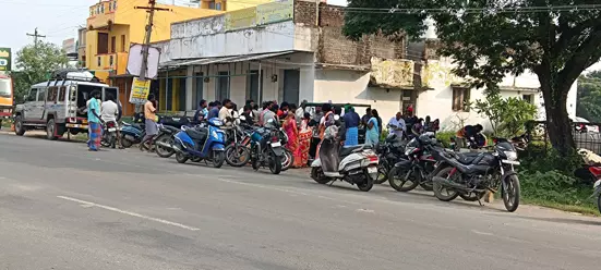 தள்ளு வண்டிகளால் போக்குவரத்துக்கு இடையூறு தள்ளு வண்டிகளால் போக்குவரத்துக்கு இடையூறு