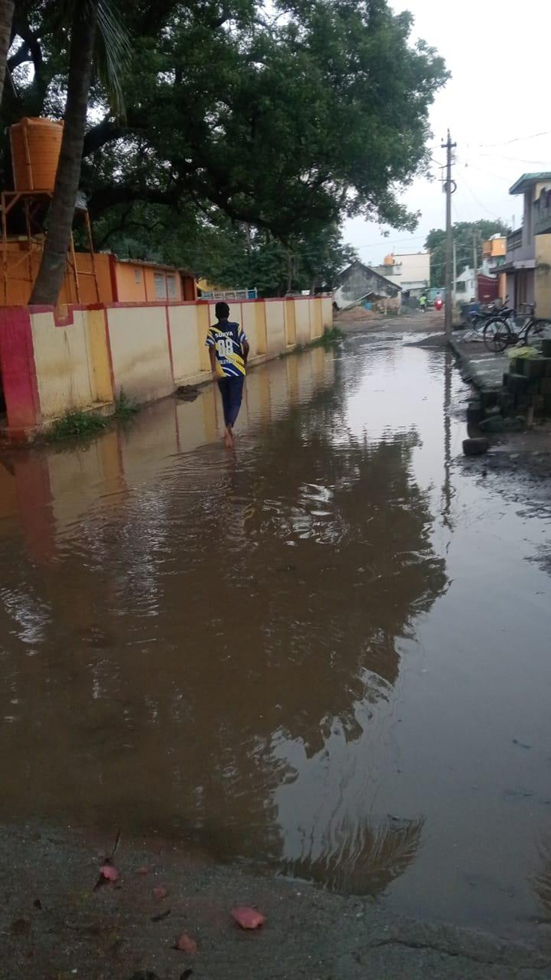 மழைநீர் தேங்கும் சாலை