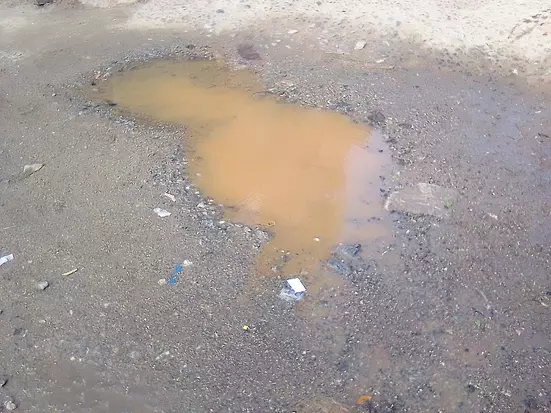 வீணாக வெளியேறும் தண்ணீர் வீணாக வெளியேறும் தண்ணீர்