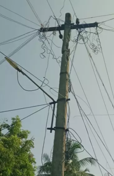 ஆபத்தான மின் கம்பம் ஆபத்தான மின் கம்பம்