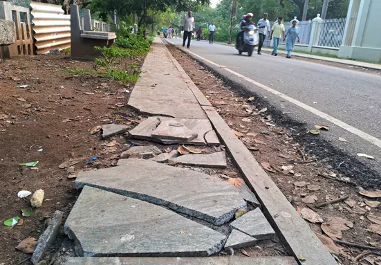 சேதமடைந்த நடைபாதை சேதமடைந்த நடைபாதை