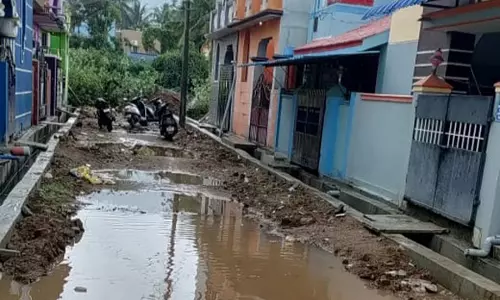 சாலை பணியை விரைந்து முடிக்க வேண்டும் சாலை பணியை விரைந்து முடிக்க வேண்டும்