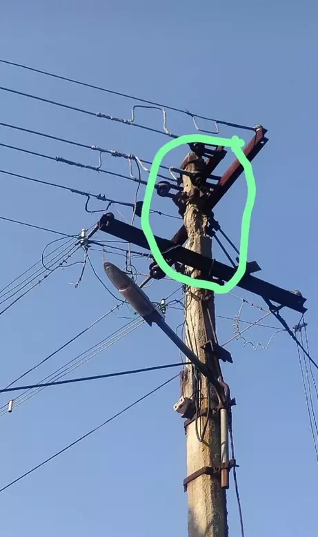 சேதம் அடைந்த மின் கம்பம்