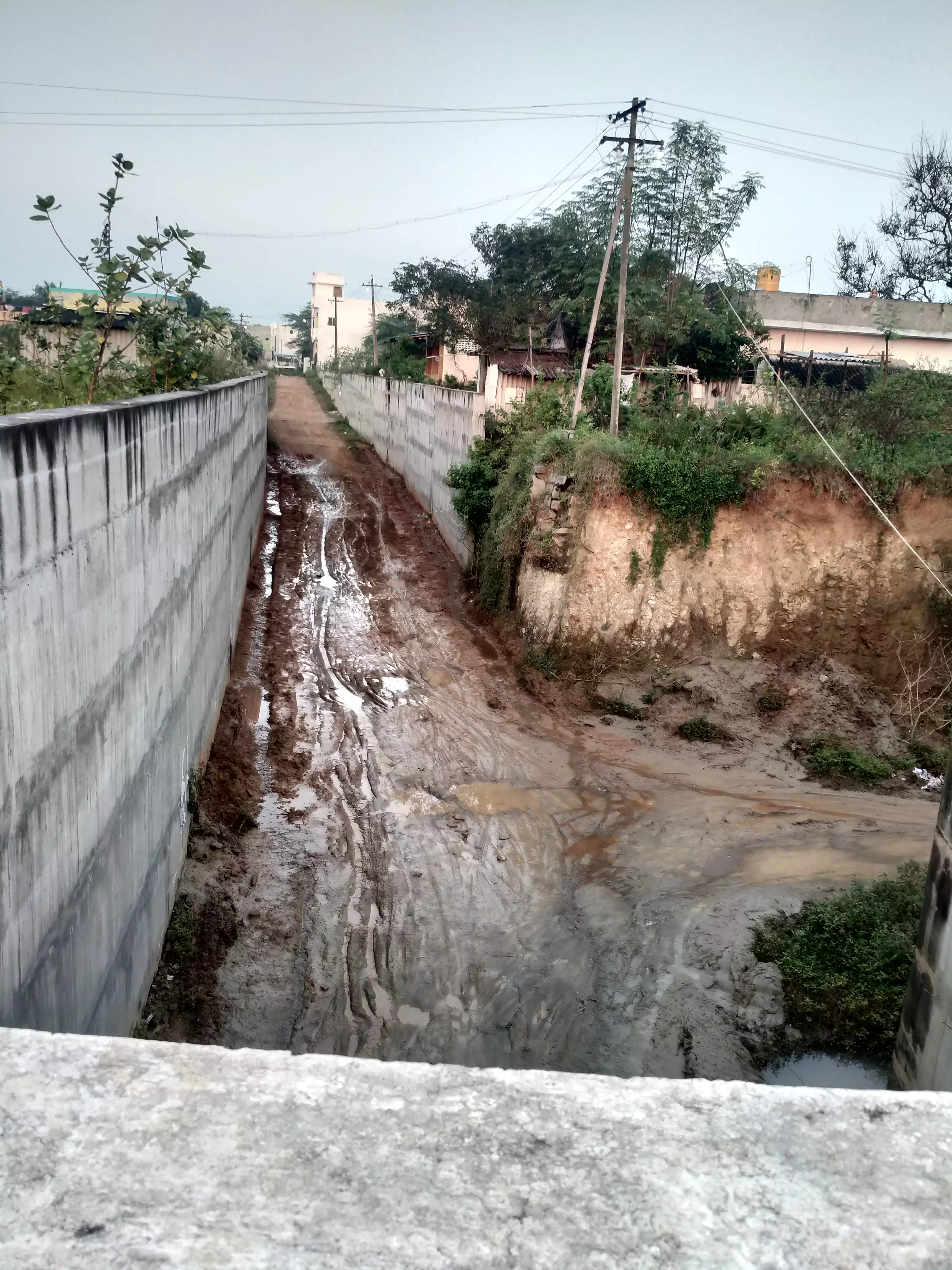 பாதியில் நிற்கும் ரெயில்வே சுரங்கப்பாதை பாதியில் நிற்கும் ரெயில்வே சுரங்கப்பாதை