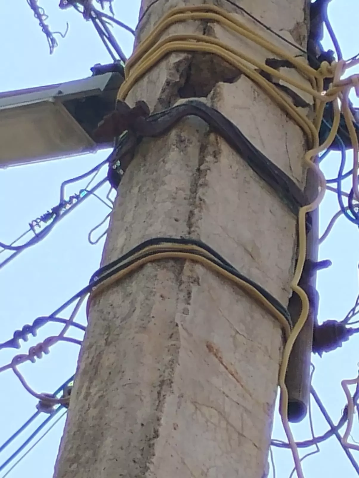 சேதமடைந்த மின்கம்பம்