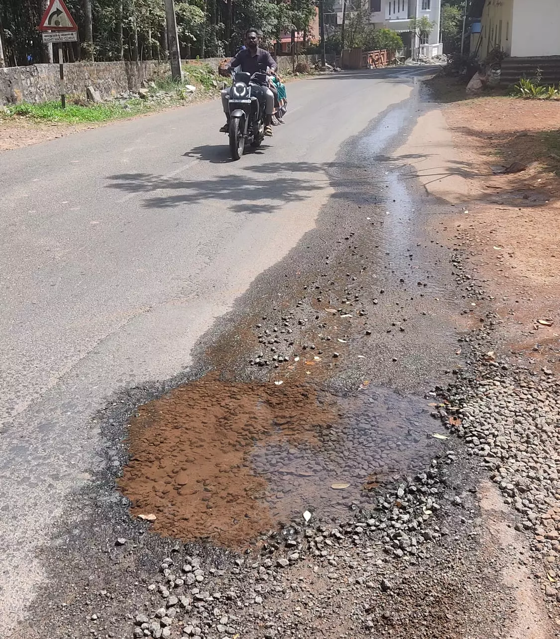 வீணாகும் குடிநீர் வீணாகும் குடிநீர்