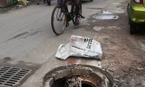 சேதமடைந்த கழிவுநீர் கால்வாய் மூடி சேதமடைந்த கழிவுநீர் கால்வாய் மூடி