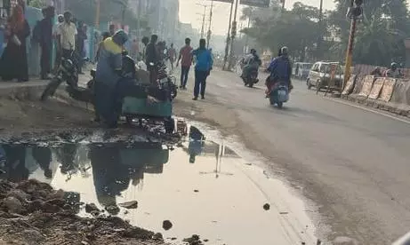 பஸ் நிறுத்தம் முன்பு தேங்கி நிற்கும் கழிவு நீர்