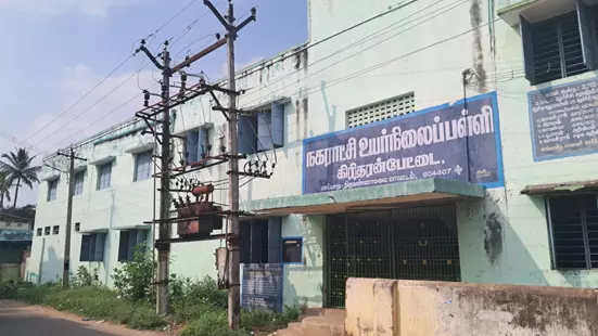 பள்ளி அருகில் ஆபத்தான டிரான்ஸ்பார்மர் பள்ளி அருகில் ஆபத்தான டிரான்ஸ்பார்மர்
