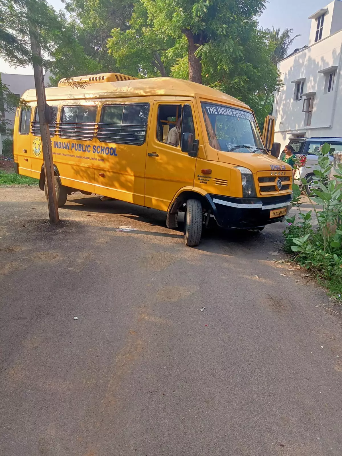 சாலையின் நடுவே உள்ள மின்கம்பம்