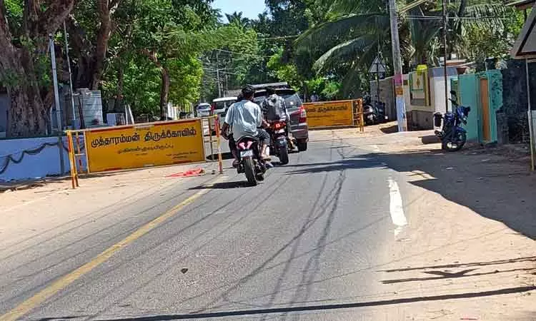 வேகத்தடை அமைக்க வேண்டும்