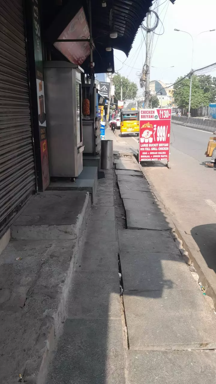 சேதமடைந்து நடைபாதை