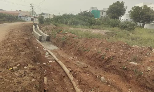 கிடப்பில் போடப்பட்டுள்ள வாய்க்கால் பணி கிடப்பில் போடப்பட்டுள்ள வாய்க்கால் பணி