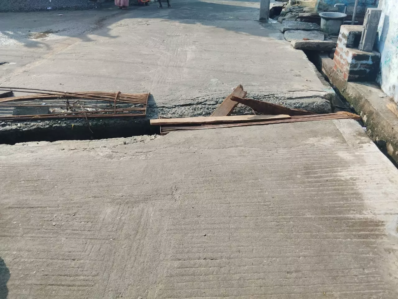 கழிவுநீர் வாய்க்கால் பாலம் வேண்டும் கழிவுநீர் வாய்க்கால் பாலம் வேண்டும்