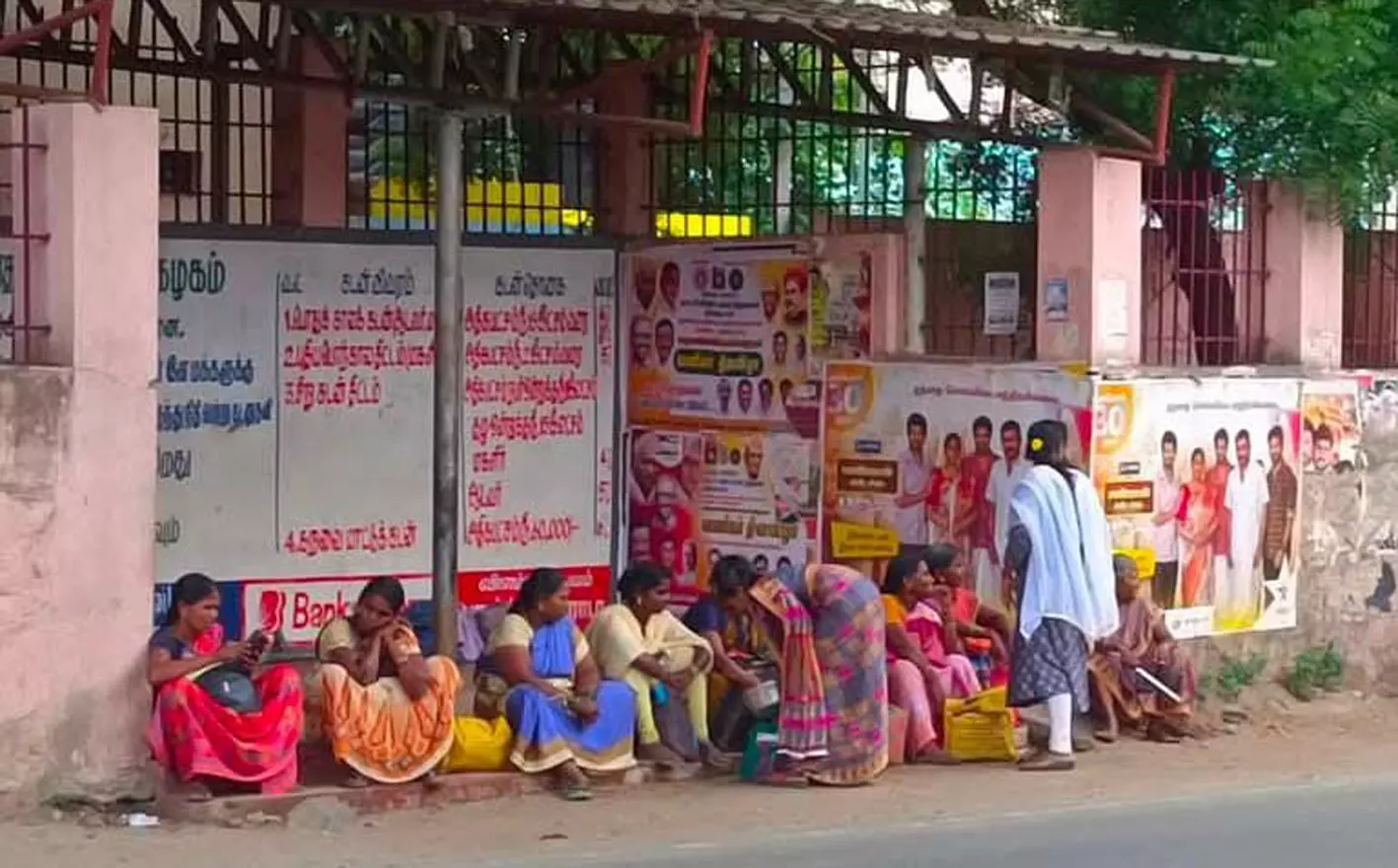 பயணிகள் நிழற்கூடத்தி்ல் இருக்கைகள் வேண்டும் பயணிகள் நிழற்கூடத்தி்ல் இருக்கைகள் வேண்டும்