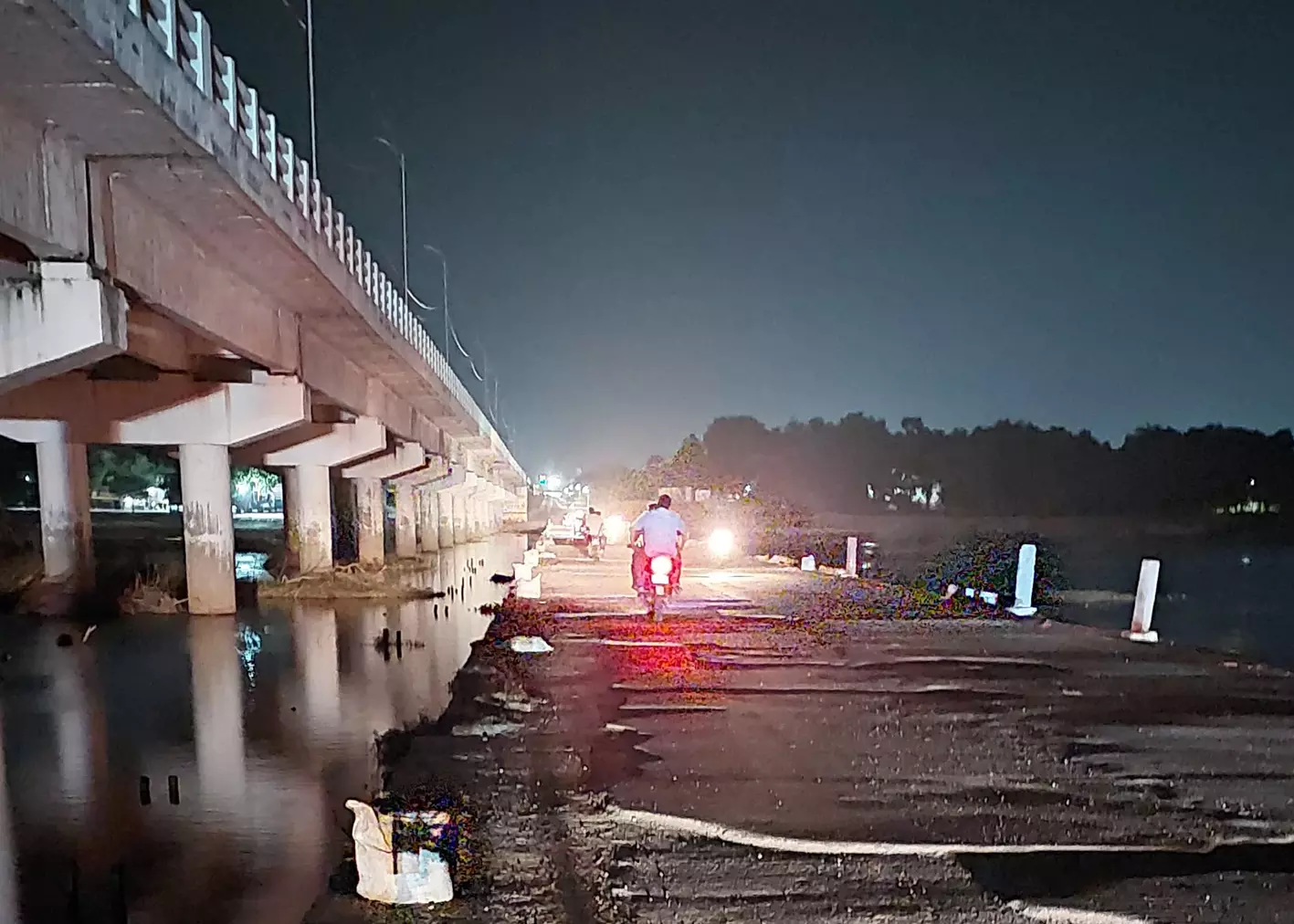 பாலத்தில் மின்விளக்குகள் தேவை பாலத்தில் மின்விளக்குகள் தேவை