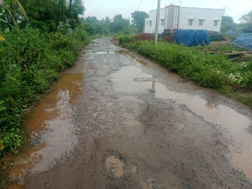 குண்டும்-குழியுமான சாலை குண்டும்-குழியுமான சாலை