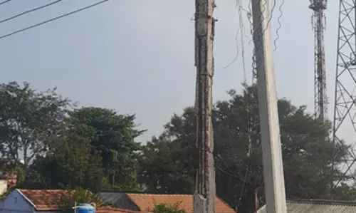 ஆபத்தான மின்கம்பம் ஆபத்தான மின்கம்பம்