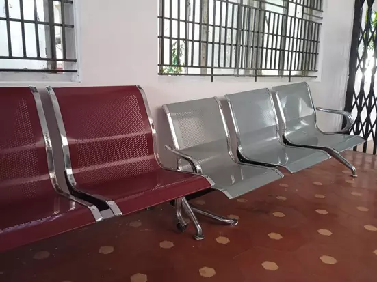 உடைந்த இரும்பு இருக்கை உடைந்த இரும்பு இருக்கை