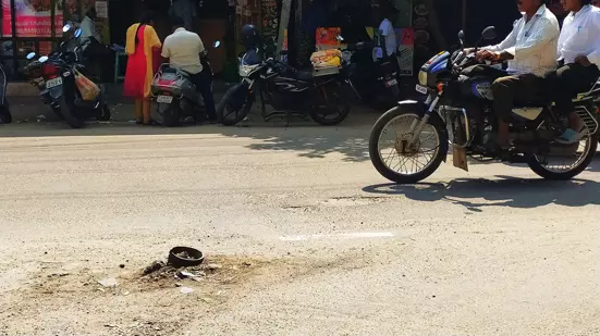 விபத்தை ஏற்படுத்தும் சாலையோர குழாய் விபத்தை ஏற்படுத்தும் சாலையோர குழாய்