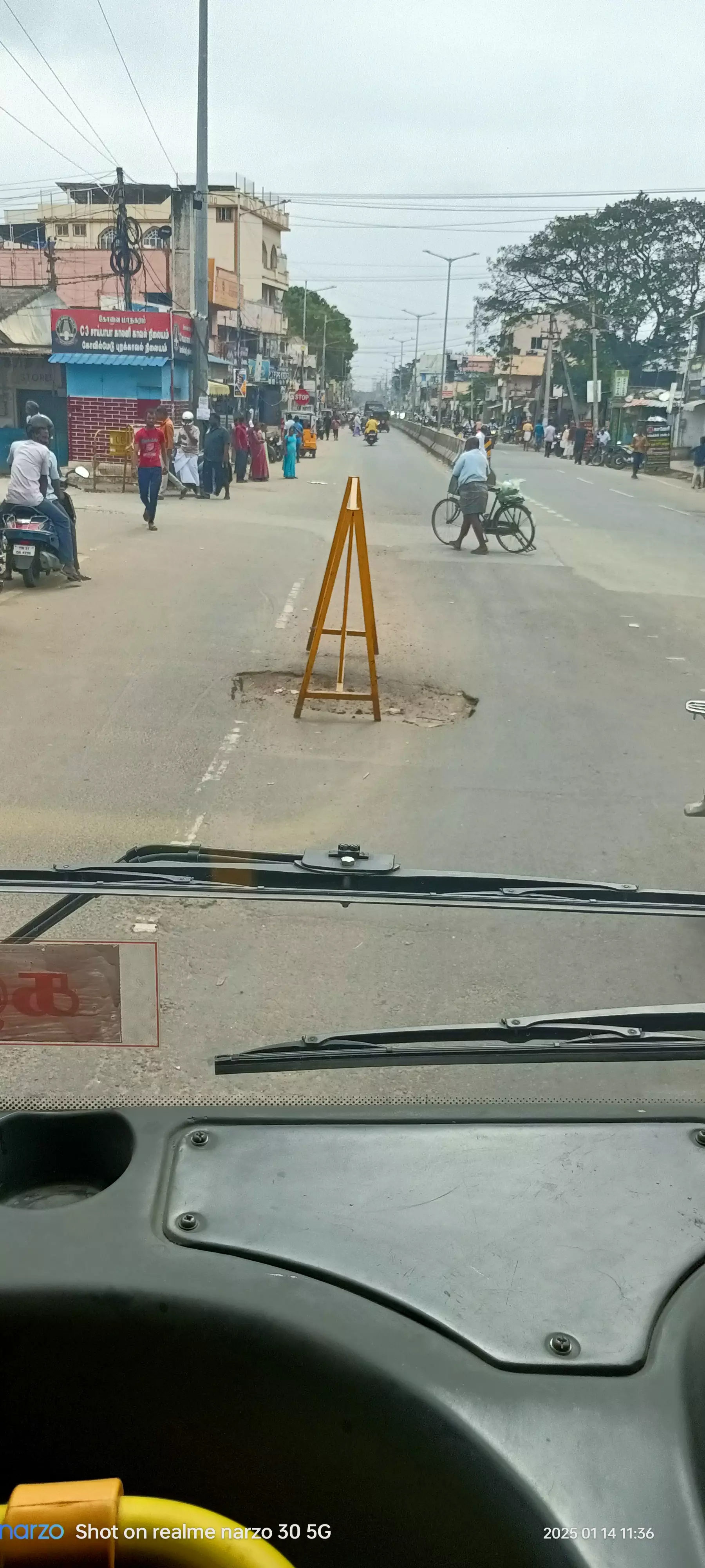 சாலையில் பள்ளம் சாலையில் பள்ளம்