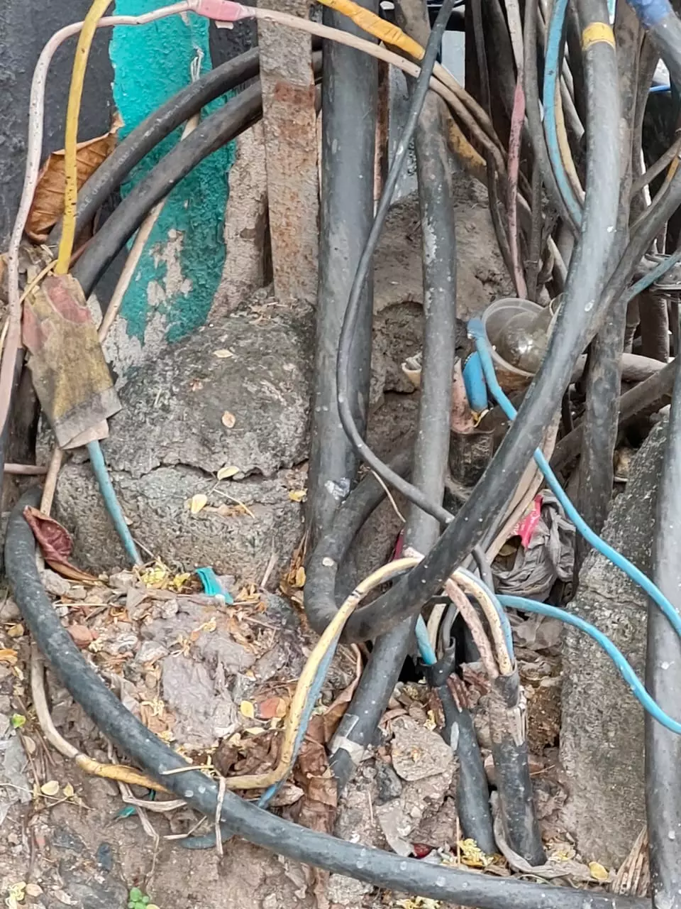 மின்விபத்து ஏற்படும் அபாயம் மின்விபத்து ஏற்படும் அபாயம்