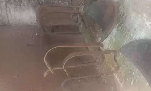 பஸ் நிலையத்தில் இருக்கைகள் சேதம் பஸ் நிலையத்தில் இருக்கைகள் சேதம்