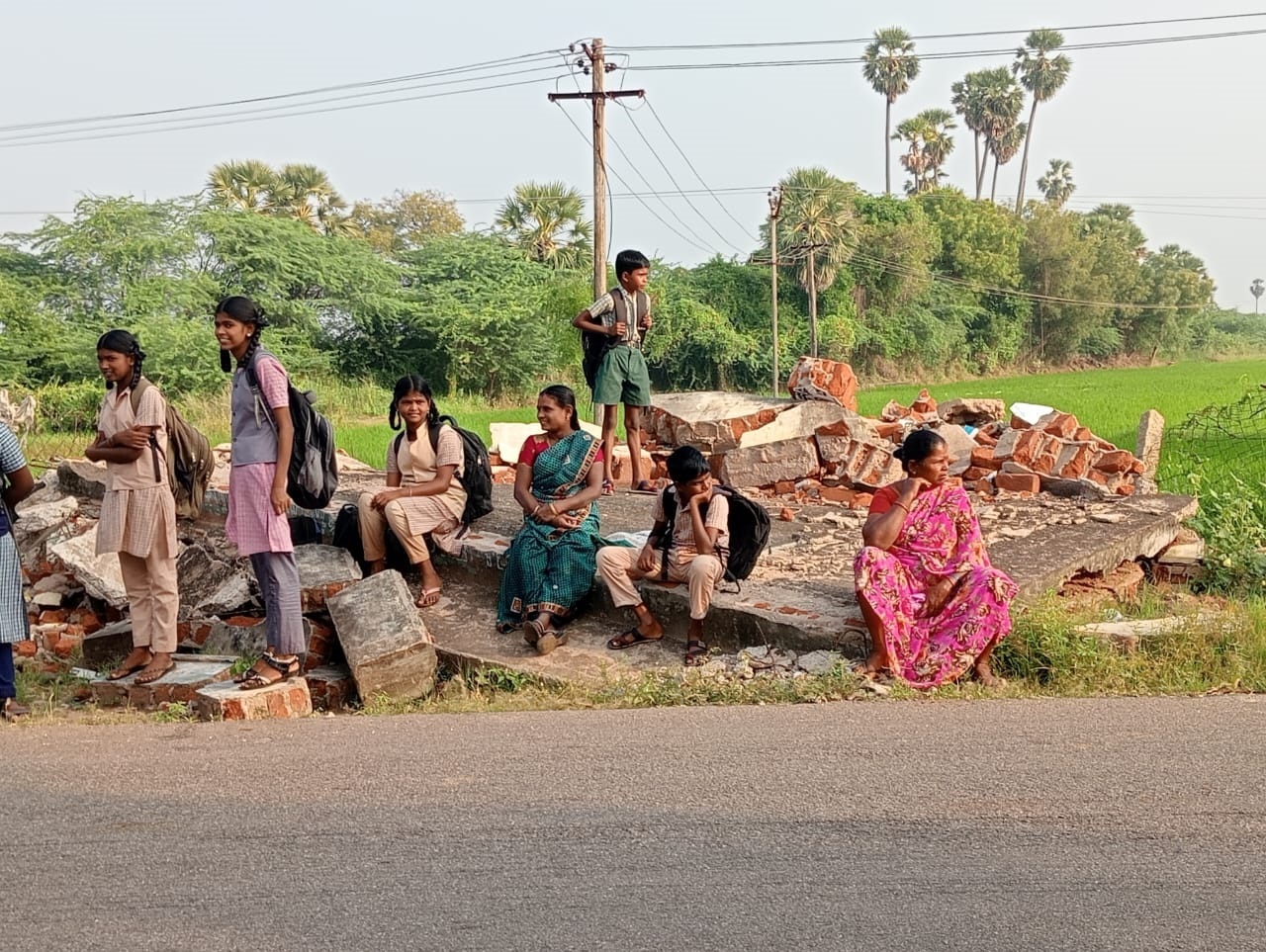 பயணிகள் நிழற்கூடம் வேண்டும் பயணிகள் நிழற்கூடம் வேண்டும்