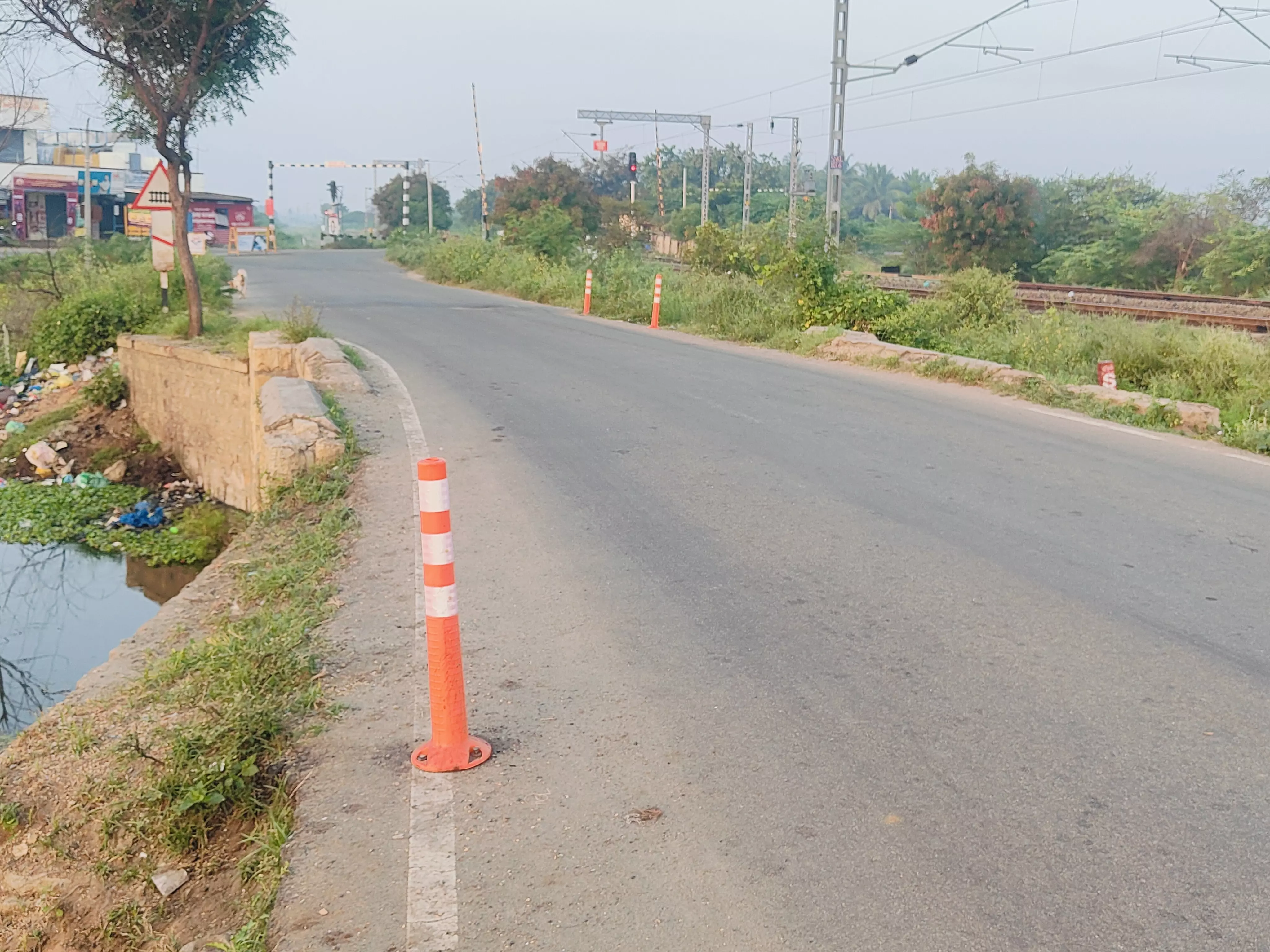 குறுகலான பாலத்தால் விபத்து அபாயம்