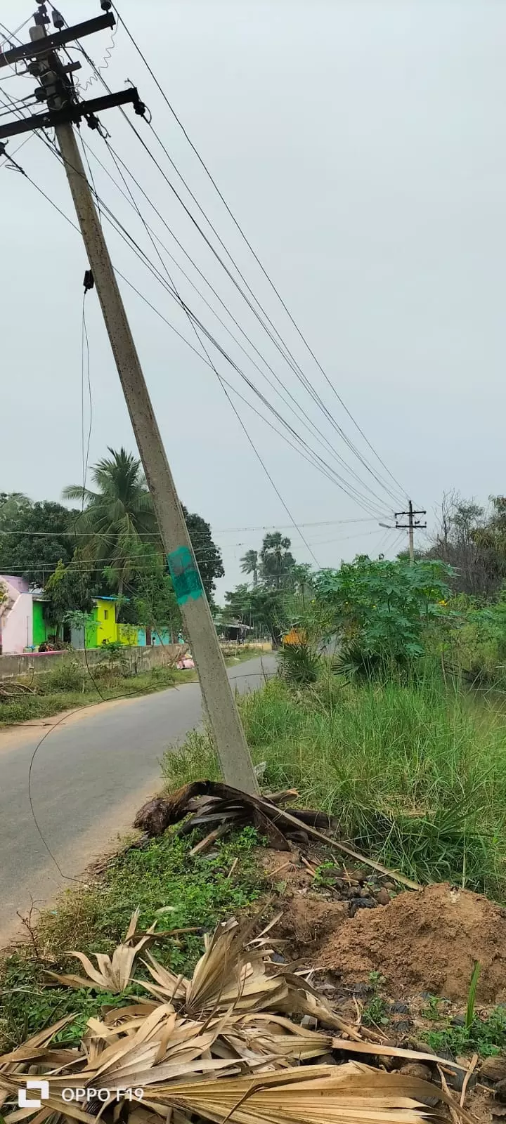 சாிந்து விழும் நிலையில் மின்கம்பம் சாிந்து விழும் நிலையில் மின்கம்பம்