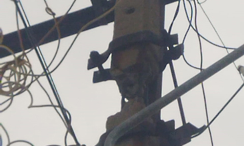 ஆபத்தான மின்கம்பம் ஆபத்தான மின்கம்பம்