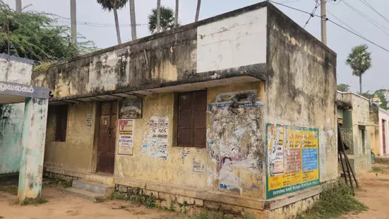 பழுதடைந்த நூலக கட்டிடம் பழுதடைந்த நூலக கட்டிடம்