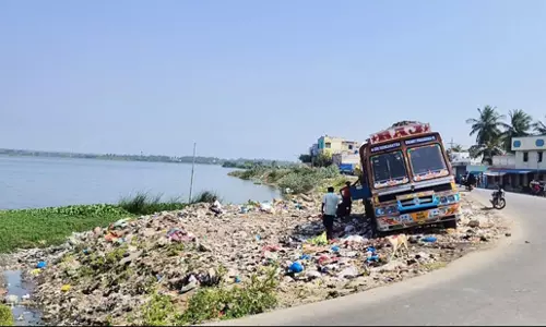 ஏரி சாலையோரம் இரும்பு தடுப்பு தேவை ஏரி சாலையோரம் இரும்பு தடுப்பு தேவை