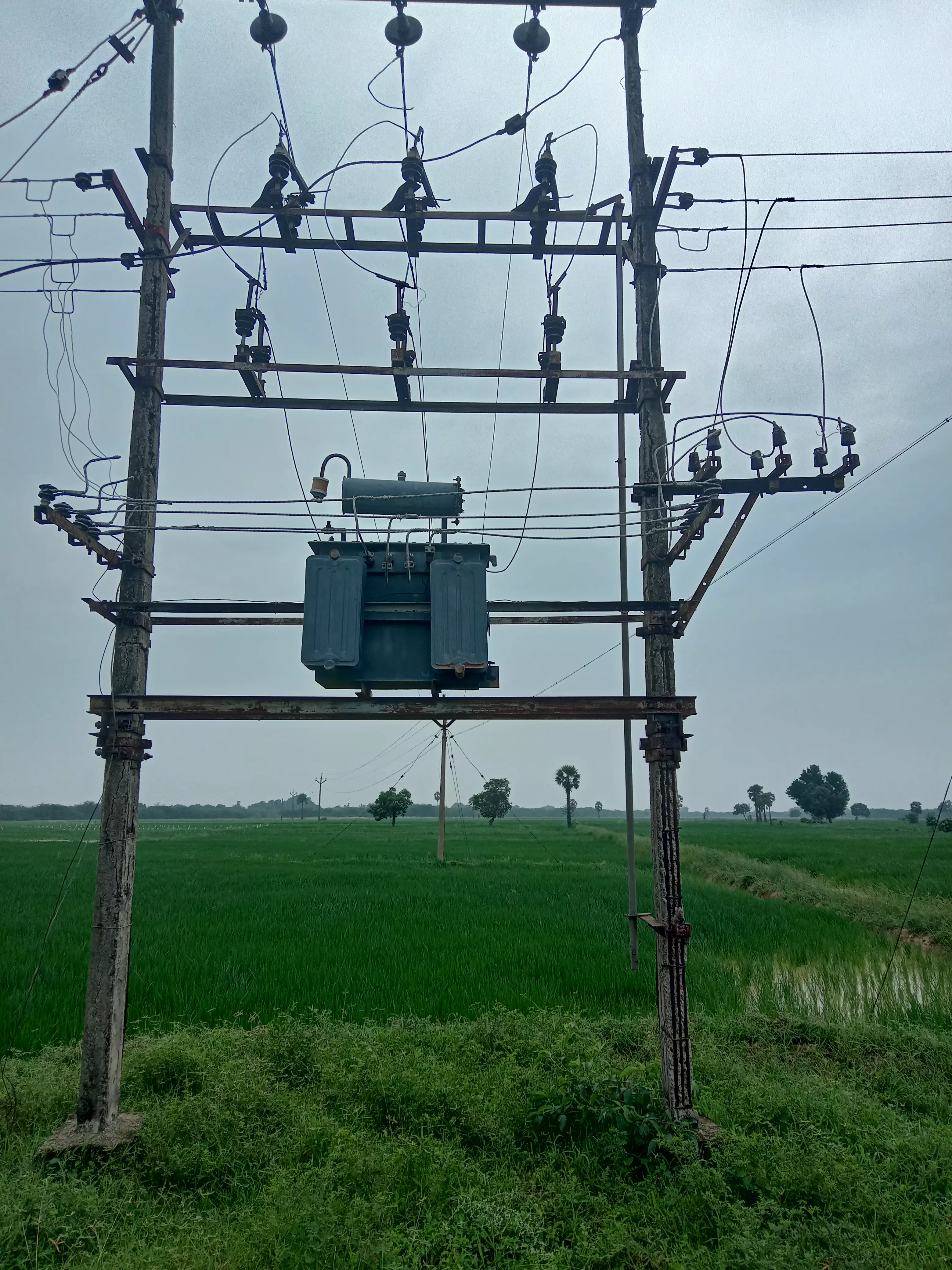 சேதமடைந்த மின்கம்பம்