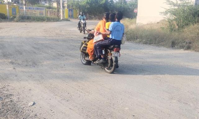 குண்டும் குழியுமான சாலை குண்டும் குழியுமான சாலை