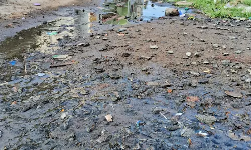 வீணாக செல்லும் குடிநீர் வீணாக செல்லும் குடிநீர்