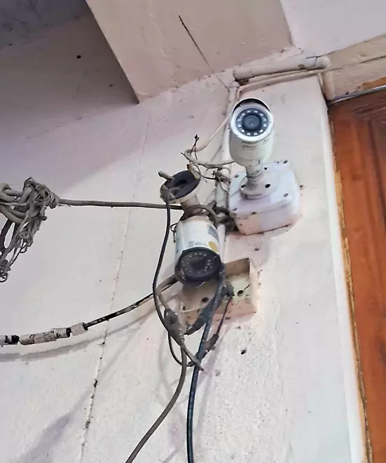 உடைந்து தொங்கும் கேமரா உடைந்து தொங்கும் கேமரா