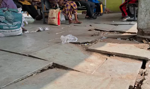 உடைந்து கிடக்கும் தரை தளம் உடைந்து கிடக்கும் தரை தளம்