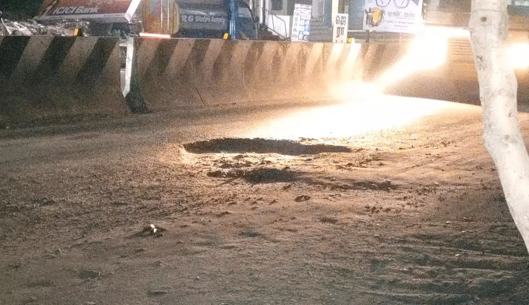 சாலையின் நடுவில் ராட்சத பள்ளம் சாலையின் நடுவில் ராட்சத பள்ளம்