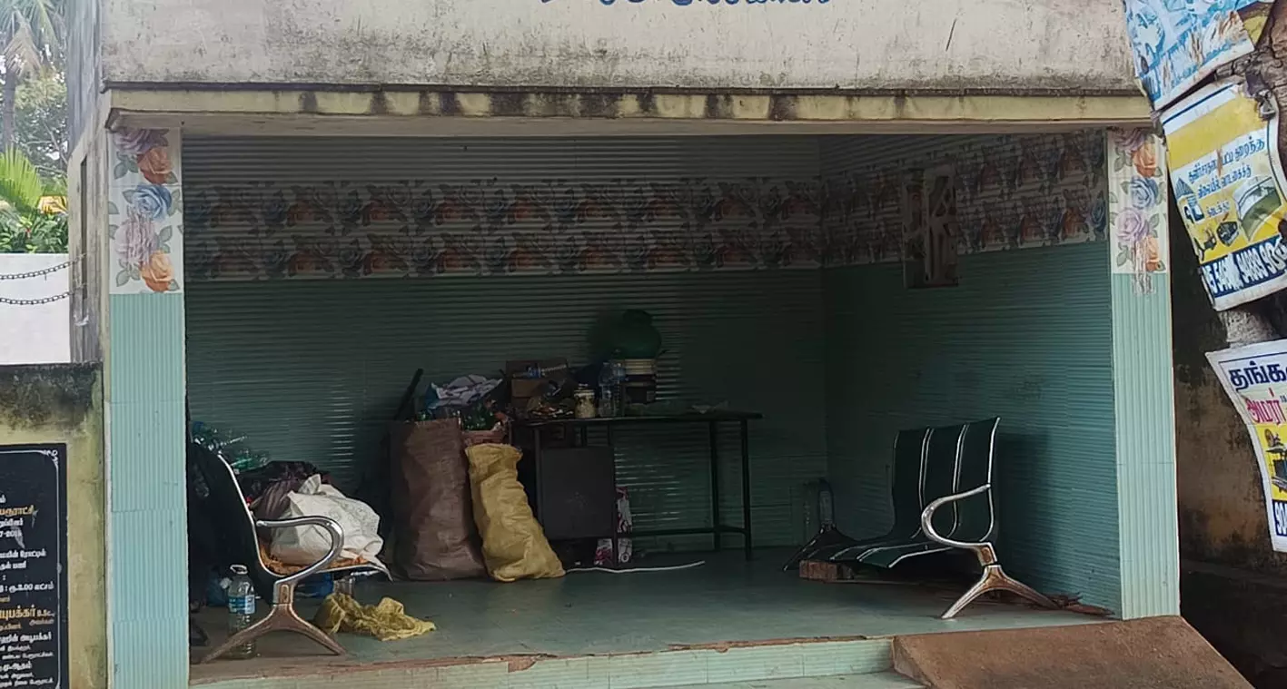 பயணிகள் நிழற்குடை ஆக்கிரமிப்பு