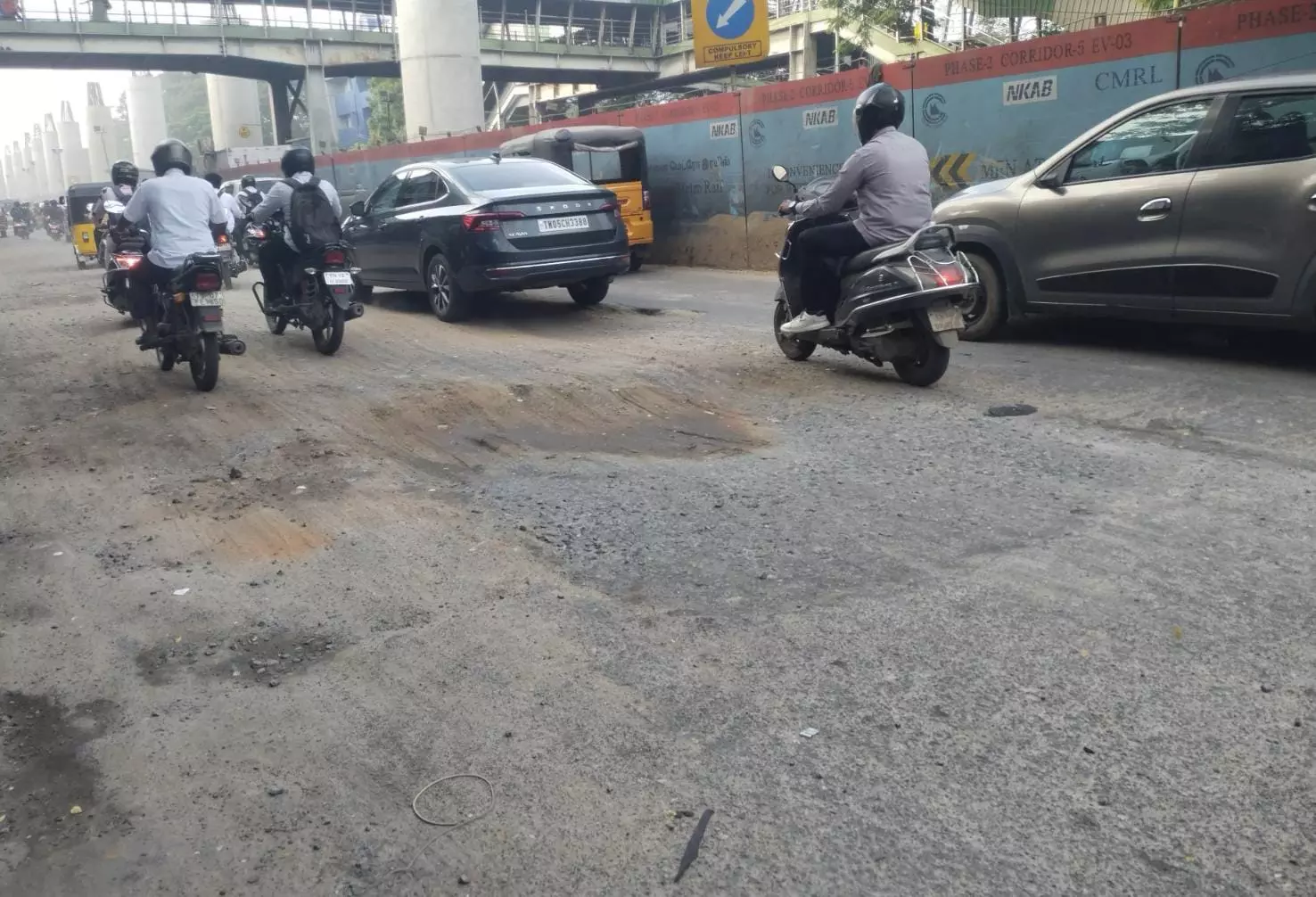 வாகன ஓட்டிகள் அவதி வாகன ஓட்டிகள் அவதி