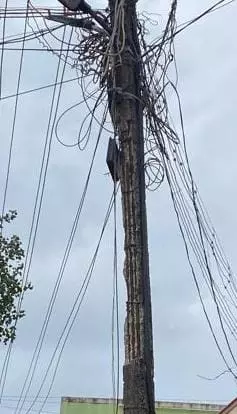 சிதலமடைந்த மின்கம்பம் சிதலமடைந்த மின்கம்பம்