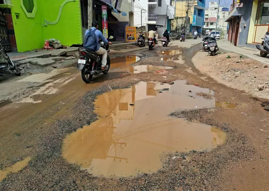 குண்டும் குழியுமான சாலை