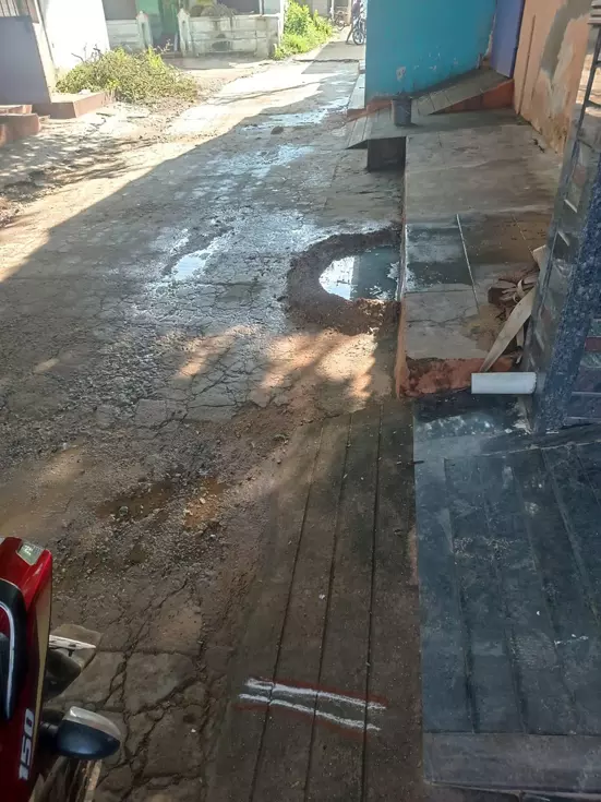 தெருவில்‌ ஓடும் கழிவுநீர்