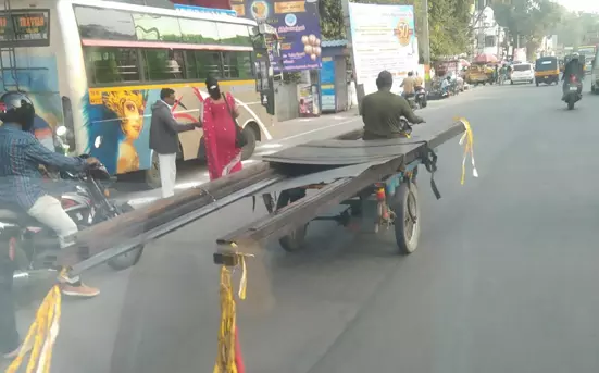 பாதுகாப்பற்ற முறையில் செல்லும் வாகனங்கள்